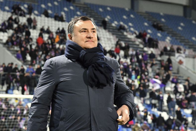 ARCHIVO - En esta foto del 26 de febrero de 2022, el director general de la Fiorentina Joe Barone observa el partido de la Serie A ante Sassuolo. Fiorentina ha confirmado que Barone ha fallecido tras sufrir un infarto. Tenía 57 años de edad. (Massimo Paolone/LaPresse vía AP)