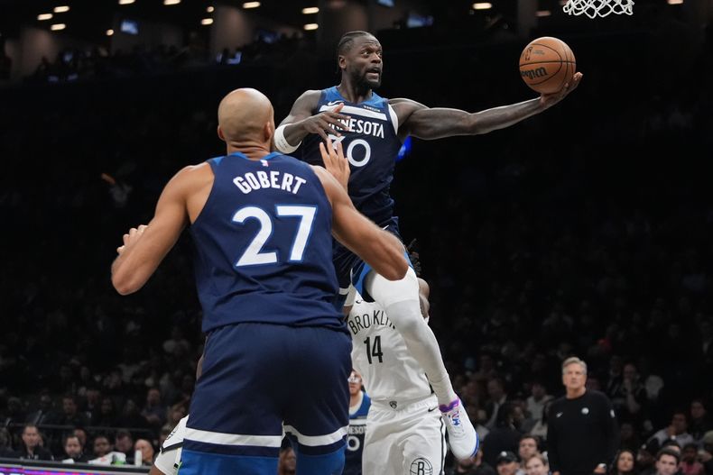 Julius Randle de los Timberwolves de Minnesota avanza hacia la canasta frente a Terance Mann de los Nets de Brooklyn en el encuentro del lunes 3 de noviembre del 2025. (AP Foto/Frank Franklin II)