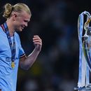 Erling Haaland del Manchester City sonríe al pasar frente al trofeo de la Liga de Campeones tras la victoria 1-0 ante el Inter de Milán en la final, el domingo 11 de junio de 2023, en Estambul. (AP Foto/Manu Fernández)
