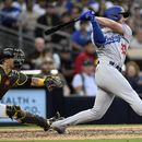 Michael Busch, de los Dodgers de Los Ángeles, pega un hit ante los Padres, en San Diego, el domingo 7 de mayo de 2023. (AP Foto/Alex Gallardo)