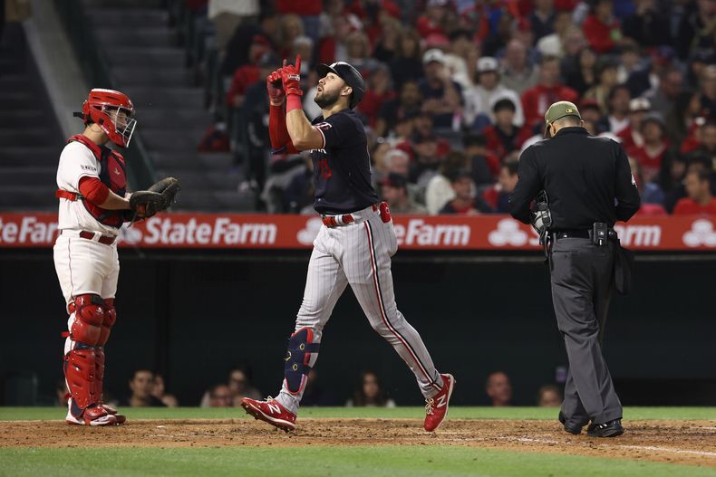 El primera base de los Mellizos de Minnesota Joey Gallo (13) hace un gesto tras pega un jonrón en el sexto inning de su juego de béisbol contra los Angelinos de Los Ángeles, en Anaheim, California, el sábado 20 de mayo de 2023. (AP Foto/Jessie Alcheh)