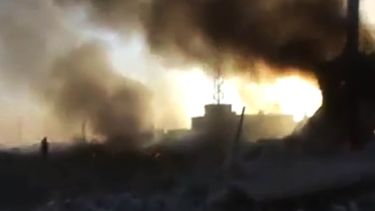 americateve | En esta imagen tomada de un video obtenido por Shaam News Network, que fue autenticada en base a su contenido y otras informaciones de la AP, se ve una columna de humo despu&eacute;s que un proyectil hizo impacto en las cercan&iacute;as de Homs, Siria, el
