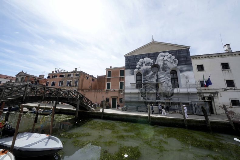 La instalación I piedi, insieme al cuore, portano la stanchezza e il peso della vita (Los pies, junto con el corazón, llevan el cansancio y el peso de la vida) del artista italiano Maurizio Cattelan en un muro de la capilla de la prisión de mujeres de la isla Giudecca durante la exposición de la 60a Bienal de Artes en Venecia, Italia, el miércoles 17 de abril de 2024. La bienal concluye el 26 de noviembre. (Foto AP/Luca Bruno)
