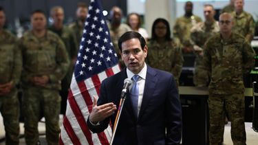 El secretario de Estado de Estados Unidos, Marco Rubio, habla con los medios de comunicación tras visitar el Centro de Coordinación Civil-Militaren el sur de Israel, el viernes 24 de octubre de 2025. (Fadel Senna/Pool Foto vía AP)