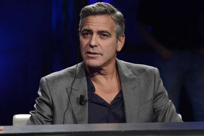El actor estadounidense George Clooney es entrevistado por el conductor italiano Fabio Fazio en el programa de RAI TV "Che Tempo che Fa" en Mil&aacute;n, Italia, en una fotograf&iacute;a de archivo del domingo 9 de febrero de 2014. Una firma de