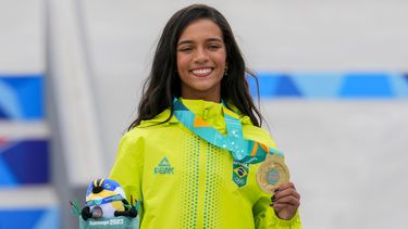 La brasileña Rayssa Leal muestra su medalla de oro tras ganar el skateboarding callejero en los Juegos Panamericanos de Santiago, Chile, el sábado 21 de octubre de 2023. (AP Foto/Esteban Félix)