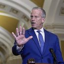 ARCHIVO - El líder de la mayoría del Senado, John Thune, republicano por Dakota del Sur, habla después de un almuerzo político el miércoles 9 de julio de 2025 en el Capitolio de Washington. (AP Foto/Mariam Zuhaib, archivo)