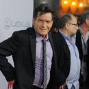 ARCHIVO - Charlie Sheen, integrante del reparto de Scary Movie V, posa en el estreno de la cinta el 11 de abril de 2013, en Los Ángeles. (Foto de Chris Pizzello/Invision/AP, archivo)