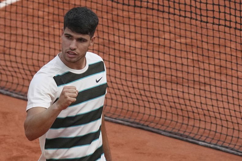 El español Carlos Alcaraz celebra al vencer al estadounidense Ben Shelton en la cuarta ronda del Abierto de Francia en Roland Garros el domingo primero de junio del 2025. (AP Foto/Christophe Ena)