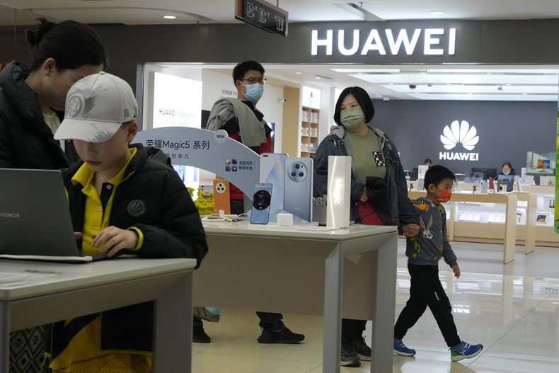 Varias personas en una tienda de Huawei en Beijing, el viernes 28 de abril de 2023. (AP Foto/Ng Han Guan)