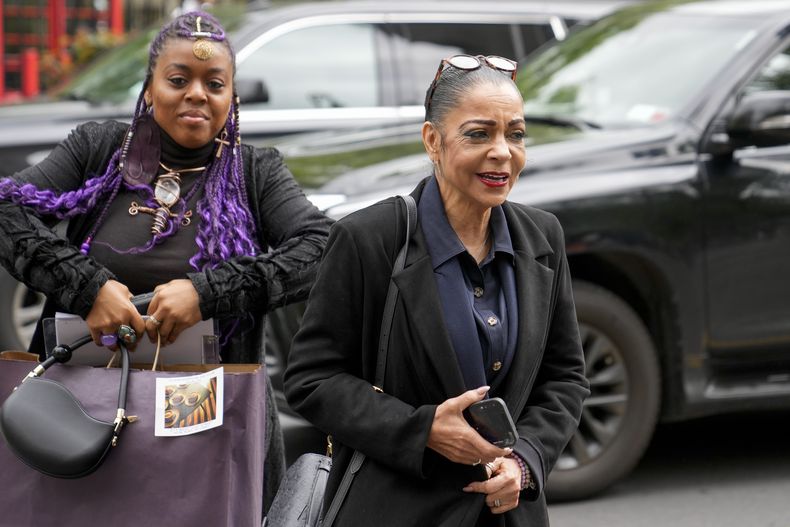 Kathryn Townsend Griffin, hija del cantautor Ed Townsend, llega a la Corte Federal de Nueva York durante su juicio por violaciones a los derechos de autor contra el cantante Ed Sheeran, el jueves 4 de mayo de 2023 en Nueva York. Un jurado federal concluyó que Sheeran no plagió componentes clave del clásico de Marvin Gaye de la década de 1970 Lets Get It On cuando creó su éxito Thinking Out Loud. (Foto AP/John Minchillo)