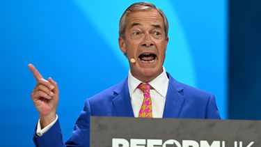 El líder del partido Reformar Reino Unido, Nigel Farage, habla en la conferencia anual del partido en el Centro Nacional de Exposiciones de Birmingham, Inglaterra, el viernes 4 de septiembre de 2026. (AP Foto/Thomas Krych)