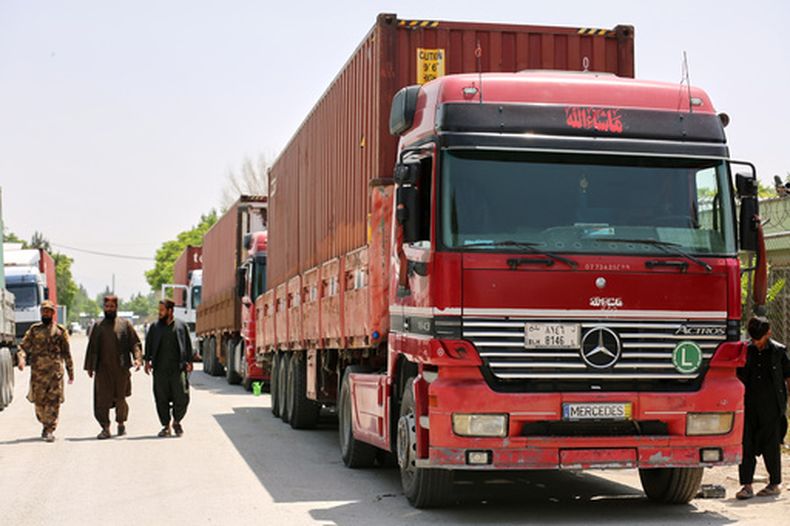 Camiones cargados con suministros estacionados dentro del patio de aduanas de Kabul, el domingo 17 de mayo de 2026, en Afganistán. (AP Foto/Siddiqullah Alizai)