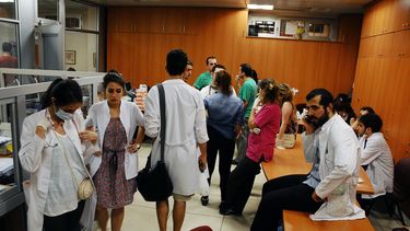 americateve | ARCHIVO - En imagen del 1 de junio de 2013, voluntarios y personal m&eacute;dico en una cl&iacute;nica improvisada cerca de la Plaza Taksim en Estambul, Turqu&iacute;a, se preparan para atender pacientes durante las protestas en que muchos manifestantes r