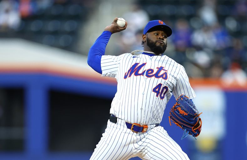 El dominicano Luis Severino, de los Mets de Nueva York, lanza ante los Reales de Kansas City en el juego del viernes 12 de abril de 2024 (AP foto/Noah K. Murray)