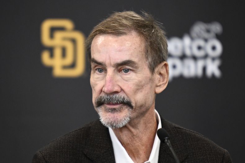ARCHIVO - El presidente de los Padres de San Diego, Peter Seidler, habla en una conferencia de prensa para anunciar la finalización de un contrato con Xander Bogaerts, el viernes 9 de diciembre de 2022, en San Diego. Las estrellas y ejecutivos de los Padres recordaron al difunto propietario Seidler el sábado 23 de marzo de 2024, mientras prometían cumplir su sueño de traer un campeonato de Serie Mundial a su ciudad natal adoptiva, cinco días antes de que los Padres jueguen su primer partido en casa. Seidler murió el 14 de noviembre. Tenía 63 años. (AP Foto/Denis Poroy, Archivo)