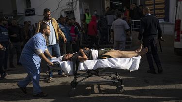 Un palestino herido en un bombardeo israelí en la Franja de Gaza llega a un hospital en Rafah, el 14 de diciembre de 2023. (AP Foto/Fatima Shbair)