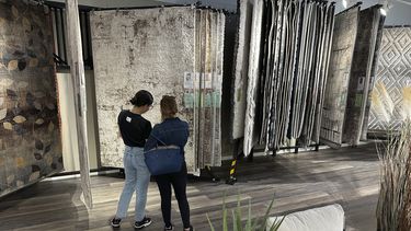 Clientes miran muestras de alfombras en exhibición en una tienda de mobiliario, el sábado 2 de junio de 2024, en Lone Tree, Colorado. (AP Foto/David Zalubowski)