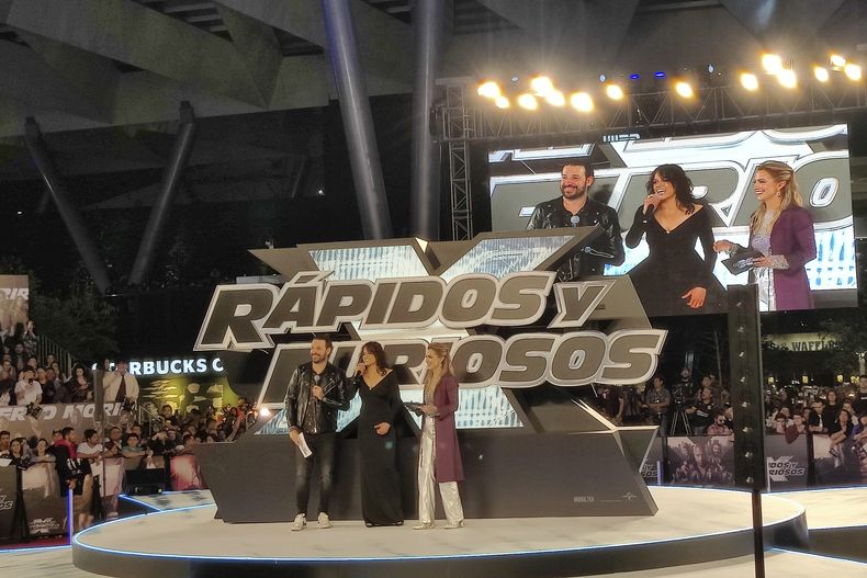 La actriz Michelle Rodríguez entre los anfitriones de la alfombra roja de la película Fast X (“Rápidos y Furiosos X” ) en la Ciudad de México el lunes 15 de mayo de 2023. (Foto AP/Berenice Bautista)