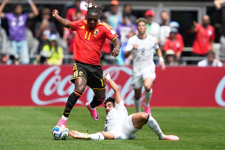 El belga Jeremy Doku pelea por el balón con el egipcio Marawan Attiaen el encuentro del Grupo G de la Copa Mundial el lunes 15 de junio del 2026. (AP Foto/Lindsey Wasson)