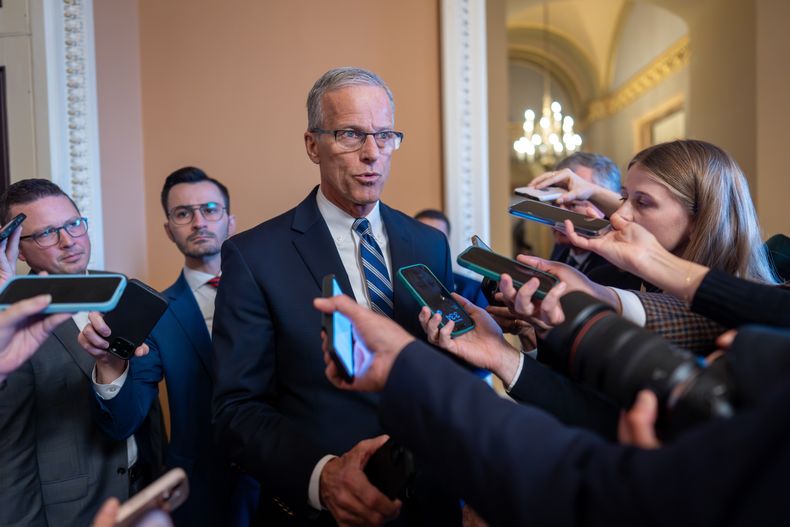 El líder de la mayoría en el Senado de Estados Unidos, el republicano John Thune, habla con reporteros acerca del cierre del gobierno, en el Capitolio, en Washington, el 7 de noviembre de 2025. (AP Foto/J. Scott Applewhite)