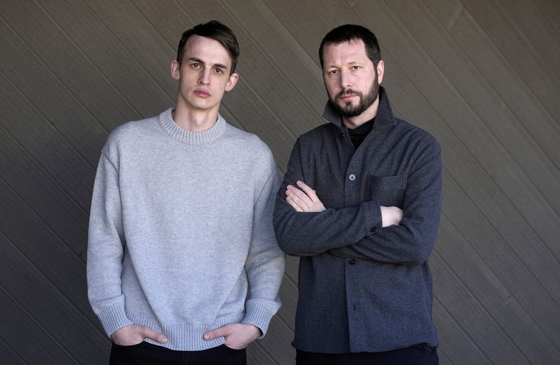 Mstyslav Chernov, a la derecha, director del documental 2000 Meters to Andriivka, y el coproductor Alex Babenko posan para un retrato durante el Festival de Cine de Sundance el jueves 23 de enero de 2025 en Park City, Utah. (Fot AP/Chris Pizzello)