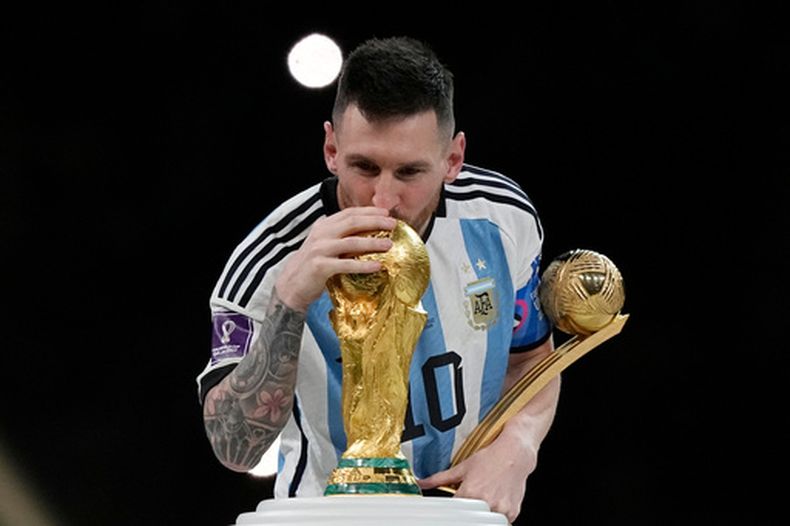 ARCHIVO - Lionel Messi besa el trofeo de campeón del Mundial tras la victoria de Argentina ante Francia, el 18 de diciembre de 2022, en Lusail, Qatar. (AP Foto/Martin Meissner)