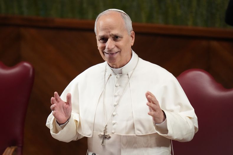El papa León XIV gesticula a la Universidad Pontificia Lateranense con motivo del inicio del curso académica, en Roma, el 14 de noviembre de 2025. (AP Foto/Alessandra Tarantino)