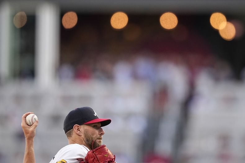 Chris Sale, abridor de los Bravos de Atlanta, lanza ante los Gigantes de San Francisco el miércoles 3 de julio de 2024 (AP Foto/Brynn Anderson)