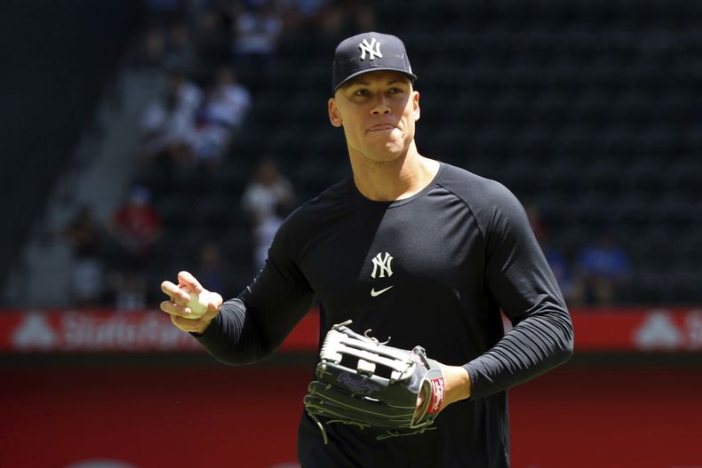El jardinero central de los Yanquis de Nueva York Aaron Judge realiza un calentamiento antes del juego ante los Rangers de Texas el domingo 30 de abril del 2023. (AP Foto/Richard W. Rodriguez)