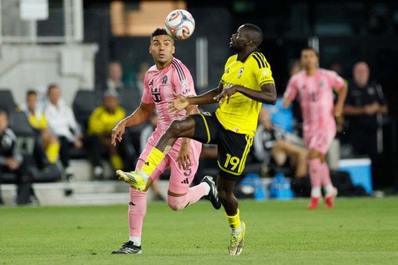 Jamal Thiare, del Crew de Columbus (derecha), controla el balón mientras Carlos Casemiro, del Inter Miami (izquierda), defiende durante la segunda mitad de un partido de fútbol de la MLS, el domingo 27 de septiembre de 2026, en Columbus, Ohio. (Foto AP/Jay LaPrete)