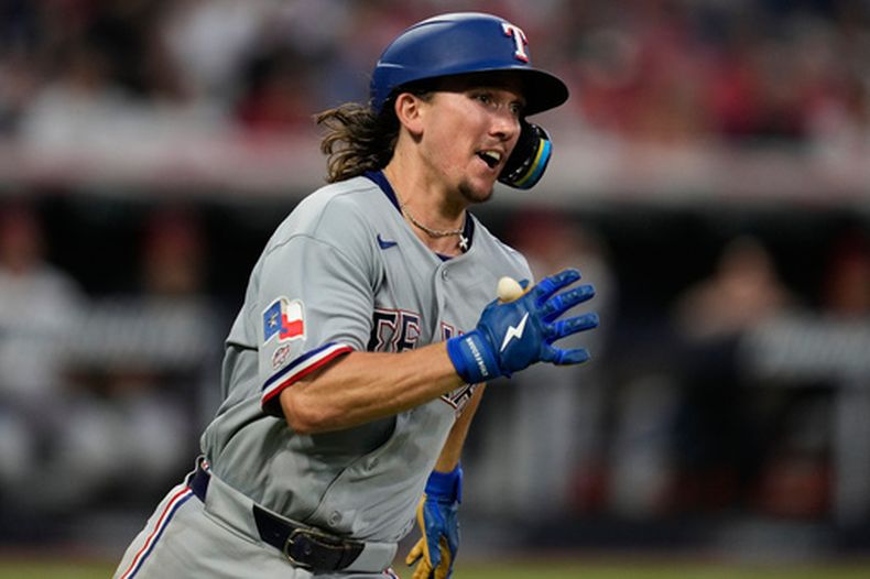 Cameron Cauley, de los Rangers de Texas, corre hacia primera base tras conectar lo que terminaría como un triple, en su primer imparable en las Grandes Ligas, en la séptima entrada del juego de béisbol contra los Guardianes de Cleveland, el lunes 28 de junio de 2026, en Cleveland. (AP Foto/Sue Ogrocki)