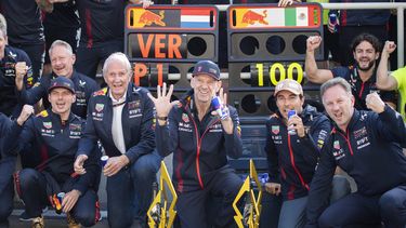 Los integrantes de Red Bull, incluyendo los pilotos Max Verstappen (primer plano a la izquierda) y Sergio Pérez (segundo a la derecha) celebran la victoria número 100 del equipo tras el Gran Premio de Canadá, el domingo 18 de julio de 2023, en Montreal. (Graham Hughes/The Canadian Press vía AP)