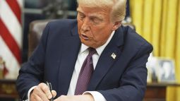ARCHIVO - El presidente Donald Trump firma una orden ejecutiva sobre el derecho a la ciudadanía por nacimiento en el Despacho Oval de la Casa Blanca, el 20 de enero de 2025, en Washington. (AP Foto/Evan Vucci, archivo)