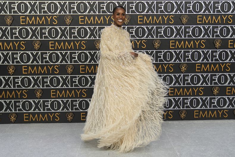 Issa Rae llega a la 75a edición de los Premios Emmy el lunes 15 de enero de 2024 en el Teatro Peacock de Los Ángeles. (Foto AP/Ashley Landis)