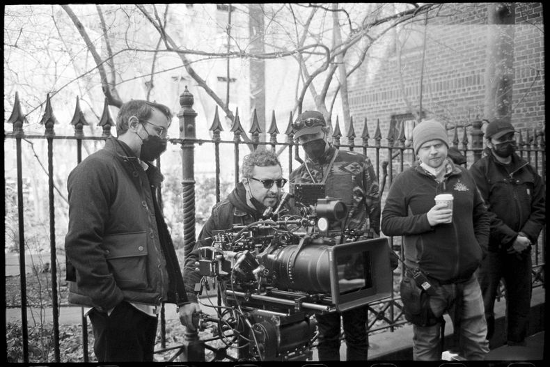 Esta imagen proporcionada por Seine Pictures, el director Alonso Ruizpalacios, en el centro, en el set de la película La cocina. (Seine Pictures vía AP)