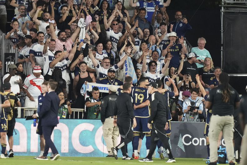 Los seguidores de los Whitecaps de Vancouver ovacionan a su equipo tras la victoria sobre el Inter Miami en la Copa de Campeones de la CONCACAF, el miércoles 30 de abril de 2025 en Fort Lauderdale, Florida (AP Foto/Lynne Sladky)