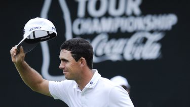 americateve | Billy Horschel se quita la gorra para agradecer los aplausos, al avanzar al green del hoyo 18, durante la &uacute;ltima ronda del Campeonato del Tour, el domingo 14 de septiembre de 2014, en Atlanta (AP Foto/John Amis)