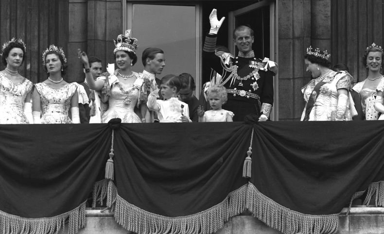 ARCHIVO - La reina Isabel II de Gran Bretaña y el príncipe Felipe, duque de Edimburgo, se reúnen con otros miembros de la familia real británica para saludar a simpatizantes en el balcón en el Palcio de Buckingham Palace tras la coronación de Isabel que se realizó en la Abadía de Westminste en Londres el 2 de junio de 1953. AP reunirá un pequeño ejército para cubrir la coronación del rey Carlos III este fin de semana. Para la coronación de su madre hace 70 años, el servicio de noticias también contó con la ayuda de una fuerza aérea. En 1953, tomaba ocho minutos transmitir una sola fotografía en blanco y negro, siempre que las condiciones climáticas y las líneas telefónicas cooperaran. Entre los métodos que AP empleó para transmitir las fotos de Londres a sus clientes de periódicos estadounidenses había un acuerdo para ponerlas en aviones de combate de la Fuerza Aerea Real. (Foto AP, archivo)