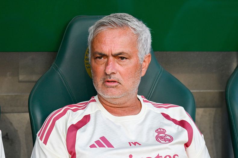 El director técnico del Real Madrid, José Mourinho, reacciona antes del partido amistoso de fútbol entre el Ferencváros TC y el Real Madrid en el Groupama Arena de Budapest, Hungría, el sábado 8 de agosto de 2026. (Boglarka Bodnar/MTI vía AP)
