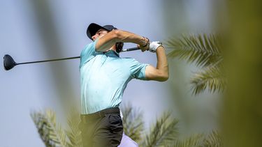 Joaquín Niemann durante la primera ronda del torneo LIV en el Royal Greens Golf & Country Club, el viernes 1 de marzo de 2024, en King Abdullah Economic City, Arabia Saudí. (Charles Laberge/LIV Golf vía AP)