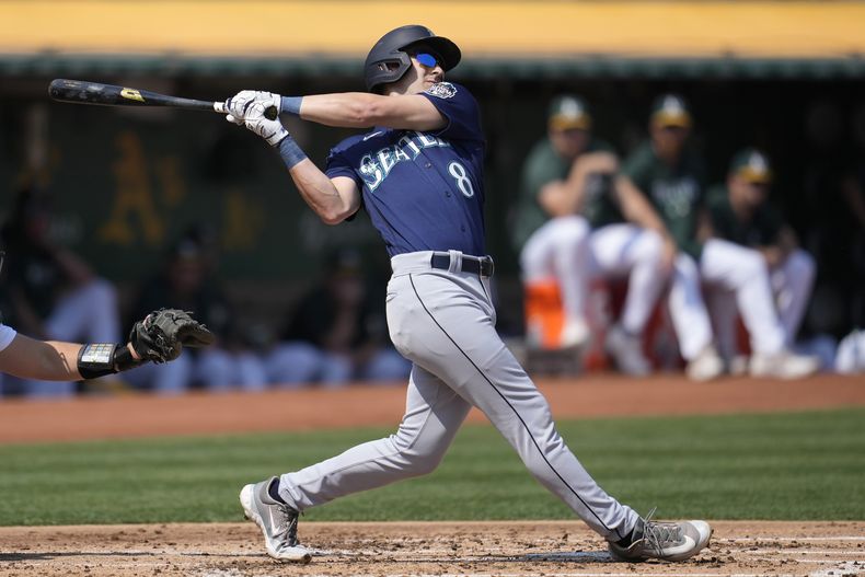 Dominic Canzone, de los Marineros de Seattle, batea un jonrón de dos carreras en el encuentro del miércoles 20 de septiembre de 2023, ante los Atléticos de Oakland (AP Foto/Jeff Chiu)