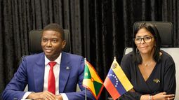 El primer ministro de Granada, Dickon Mitchell y la presidenta interina de Venezuela, Delcy Rodríguez, durante una conferencia de prensa en el Parlamento, el jueves 9 de abril de 2026, en Saint George, Granada. (AP Foto/Haron Forteau)