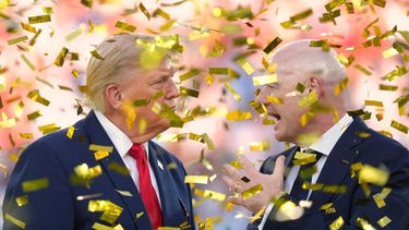 El presidente estadounidense Donald Trump y el presidente de la FIFA Gianni Infantino bajo una lluvia de confeti tras la final del Mundial entre España y Argentina, el domingo 19 de julio de 2026, en East Rutherford, Nueva Jersey. (AP Foto/Jacquelyn Martin)