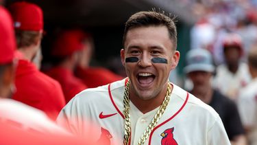 Lars Nootbaar, de los Cardenales de San Luis, celebra en la caseta con sus compañeros después de batear un cuadrangular de tres carreras durante la primera entrada del juego de béisbol contra los Bravos de Atlanta, el sábado 11 de julio de 2026, en San Luis. (AP Foto/Scott Kane)