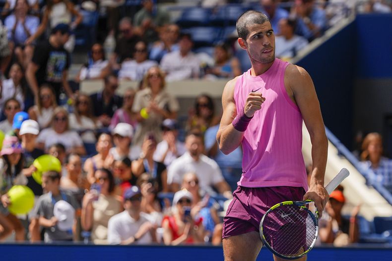 El español Carlos Alcaraz reacciona al vencer al italiano Luciano Darderi en la tercera ronda del Abierto de Estados Unidos el viernes 29 de agosto del 2025. (AP Foto/Yuki Iwamura)