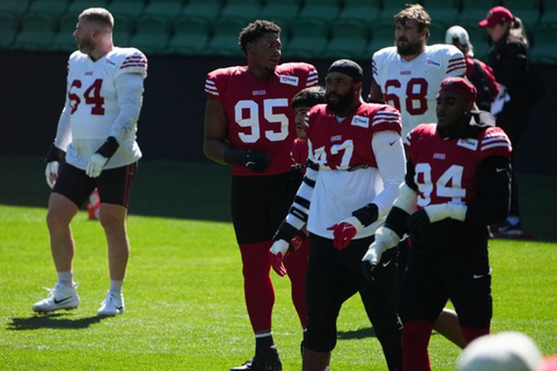 Alfred Collins (centro), liniero defensivo de los 49ers de San Francisco, entrena el martes 8 de septiembre de 2026 en Melbourne, Australia (AP Foto/Asanka Brendon Ratnayake)