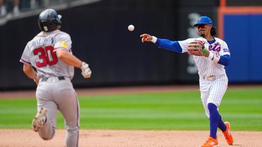 El torpedero de los Mets de Nueva York Francisco Lindor ejecuta un doble play ante los Bravos de Atlanta, el miércoles 29 de julio de 2026, en Nueva York. (AP Foto/Yuki Iwamura)