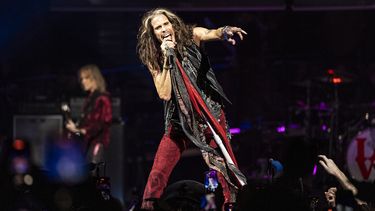 El vocalista de la banda de rock Aerosmith, Steven Tyler, canta durante el primer concierto de su gira Peace Out: The Farewell Tour, el sábado 2 de septiembre de 2023, en el Wells Fargo Center de Filadelfia. Aerosmith pospuso múltiples fechas de su gira de despedida pues su líder Steven Tyler se lesionó las cuerdas vocales el fin de semana del 9 de septiembre. (Foto de Amy Harris/Invision/AP, archivo)