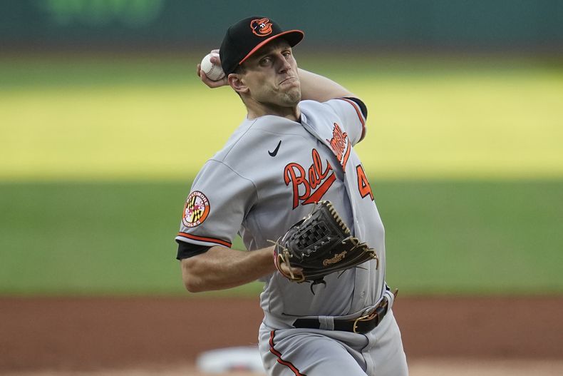 John Means, de los Orioles de Baltimore, hace un lanzamiento en el juego del sábado 23 de septiembre de 2023, ante los Guardianes de Cleveland (AP foto/Sue Ogrocki)